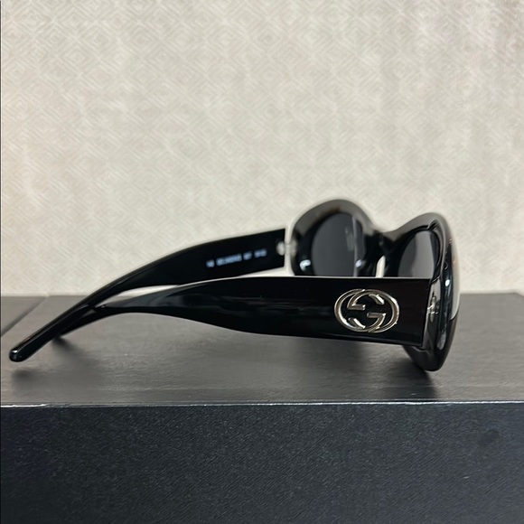 Authentic Gucci GG0061S Oval Black Sunglasses – Trending Y2K/Vintage 90s - Picture 2 of 5